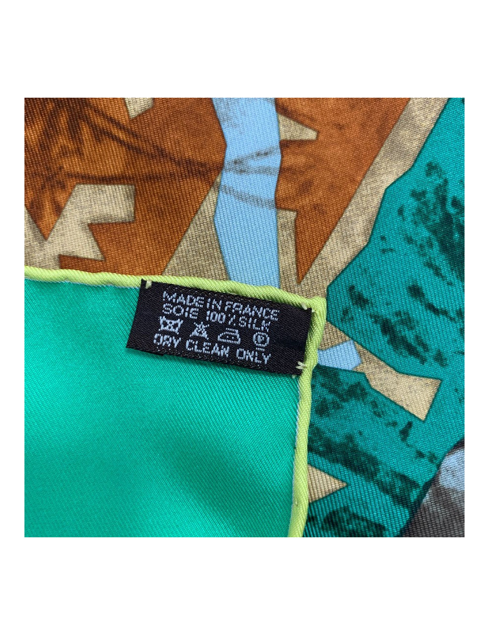 Carré HERMES "pierre Loti ou l'âme voyageuse" soie 100%