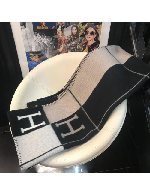 HERMÈS Avalon III throw blanket in écru and black merino wool and cashmere
