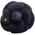 Broche CHANEL camélia tweed noir et bleu marine