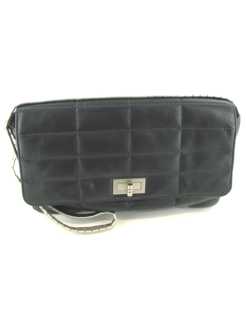 Sac CHANEL en cuir matelassé noir