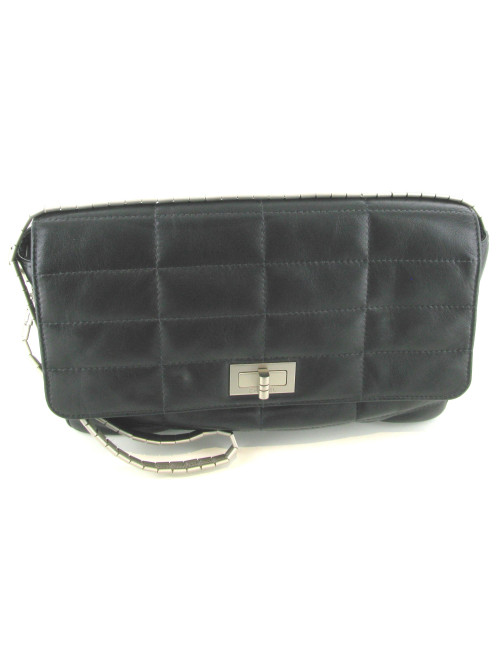 Sac CHANEL en cuir matelassé noir