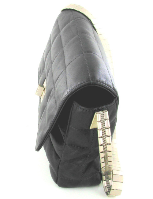 Sac CHANEL en cuir matelassé noir