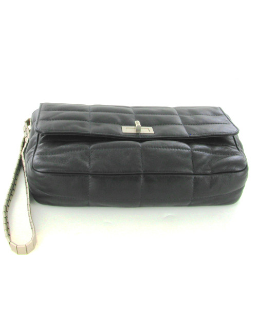 Sac CHANEL en cuir matelassé noir