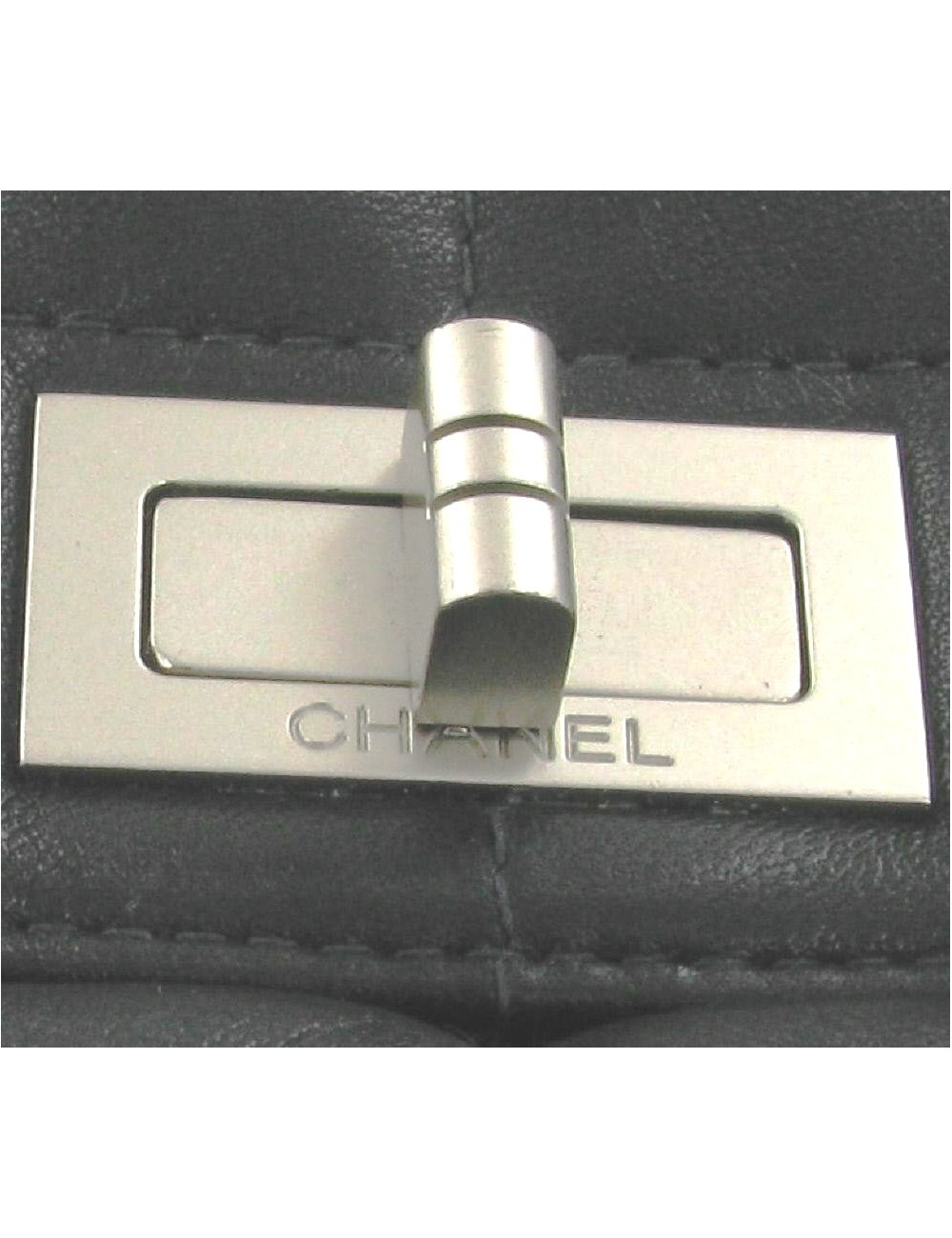 Sac CHANEL en cuir matelassé noir