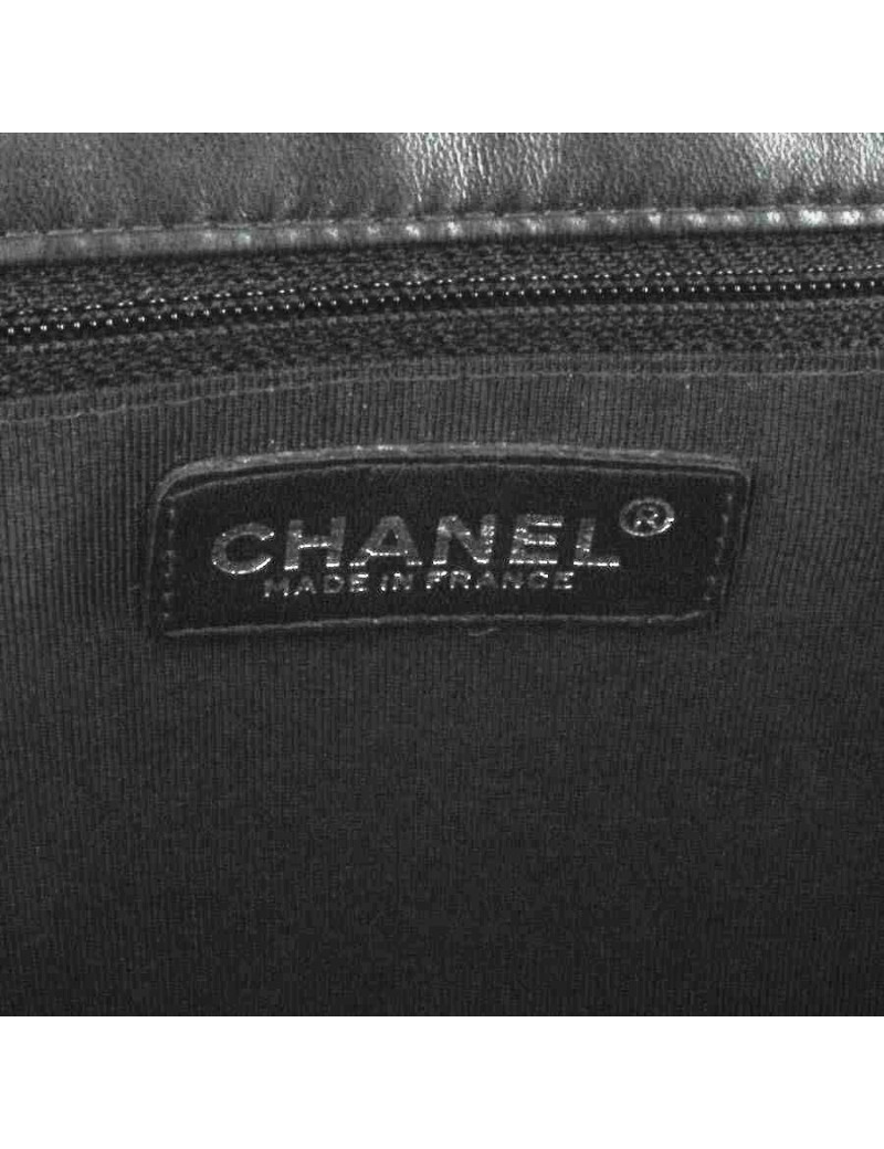Sac CHANEL en cuir matelassé noir