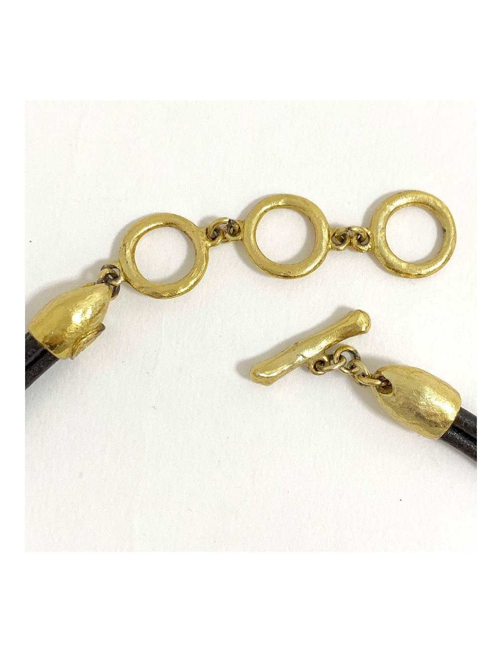 Collier CHRISTIAN LACROIX Vintage en cuir marron et pendentif doré