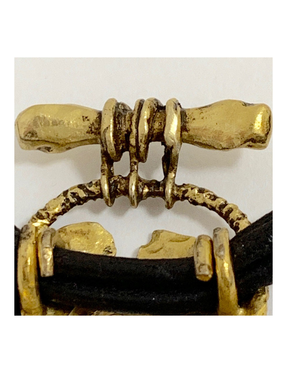 Collier CHRISTIAN LACROIX Vintage en cuir marron et pendentif doré