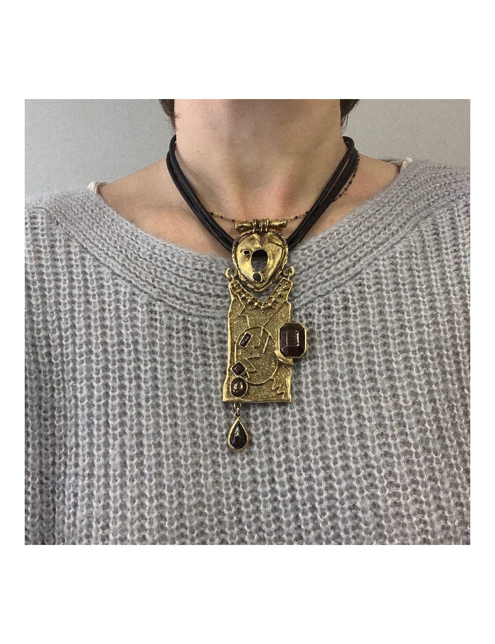 Collier CHRISTIAN LACROIX Vintage en cuir marron et pendentif doré
