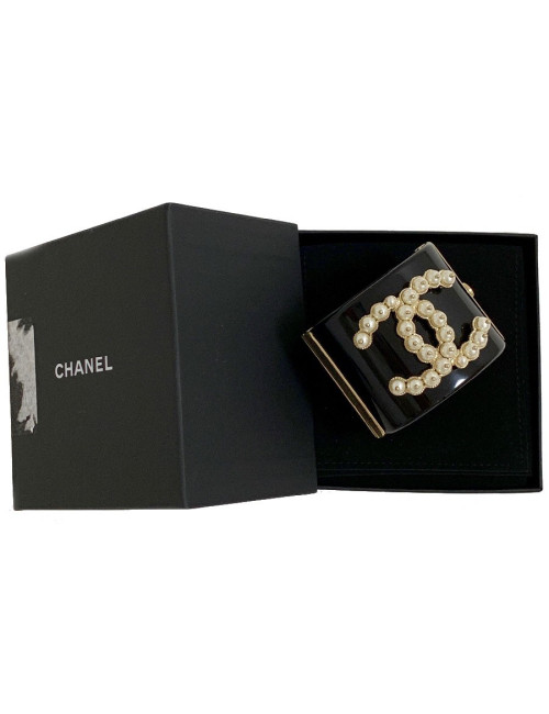 Manchette CHANEL CC en résine noire et CC en perles
