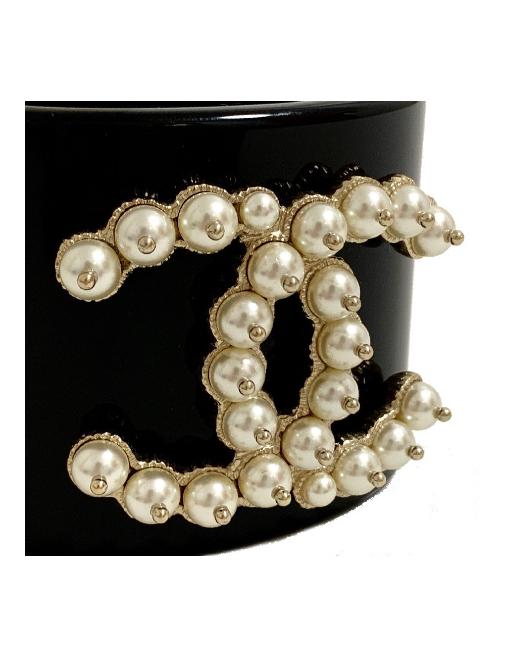 Manchette CHANEL CC en résine noire et CC en perles