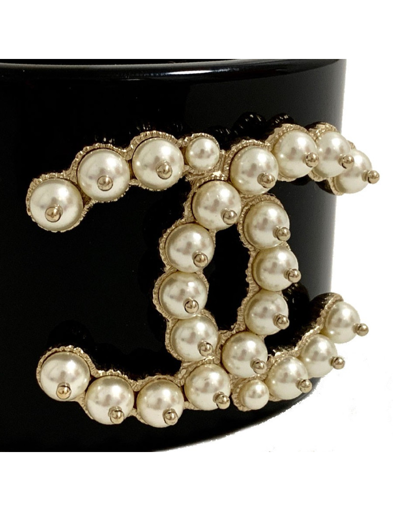 Manchette CHANEL CC en résine noire et CC en perles