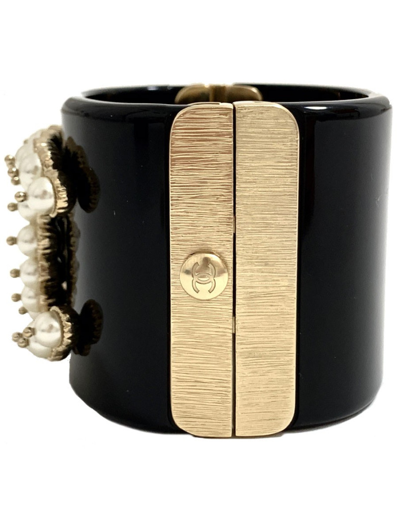 Manchette CHANEL CC en résine noire et CC en perles