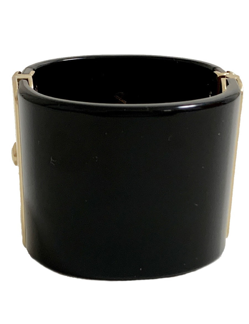 Manchette CHANEL CC en résine noire et CC en perles