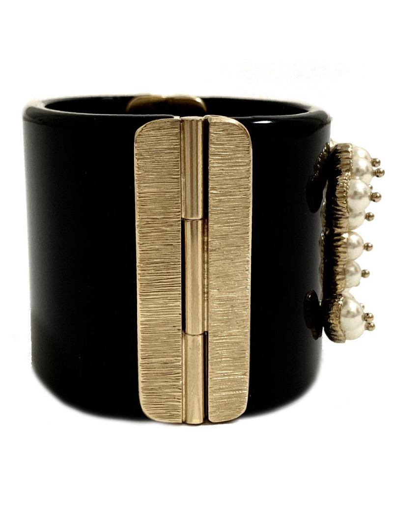 Manchette CHANEL CC en résine noire et CC en perles