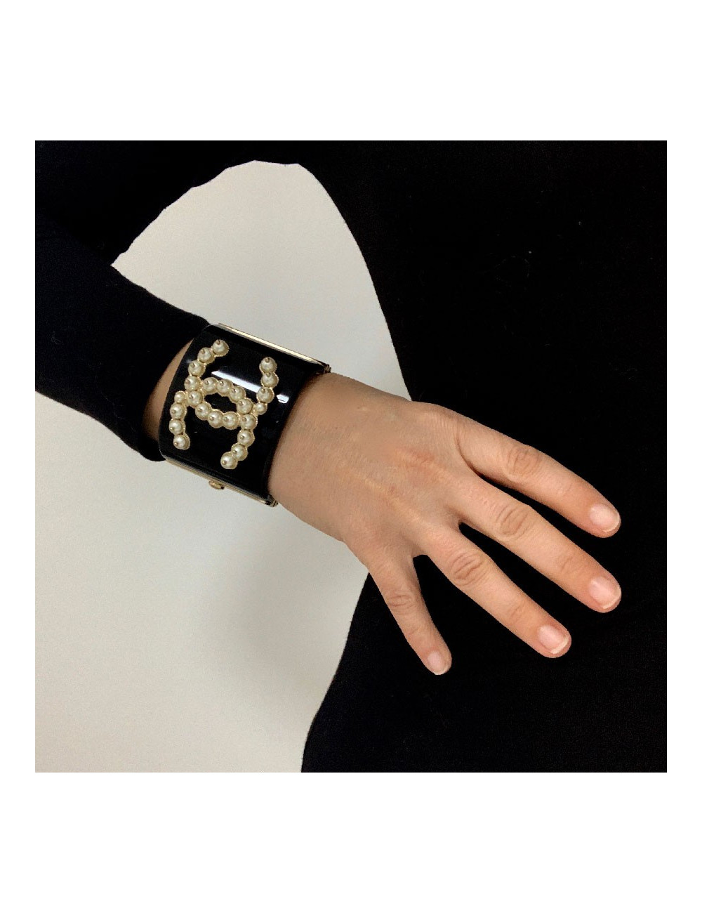 Manchette CHANEL CC en résine noire et CC en perles