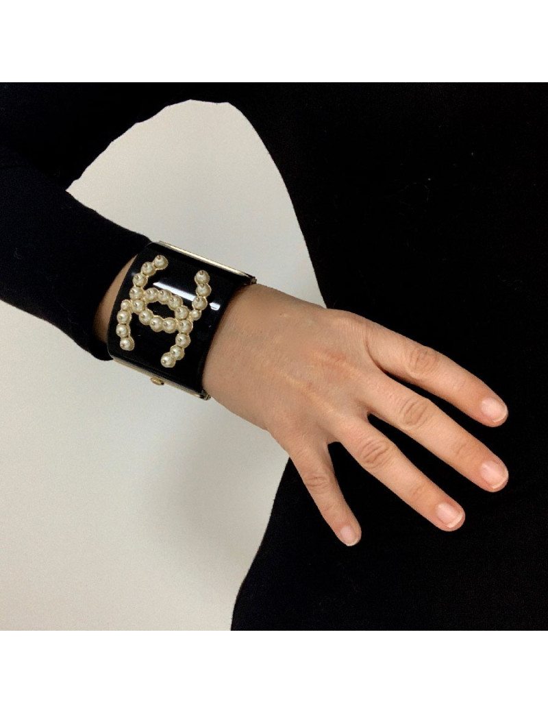 Manchette CHANEL CC en résine noire et CC en perles