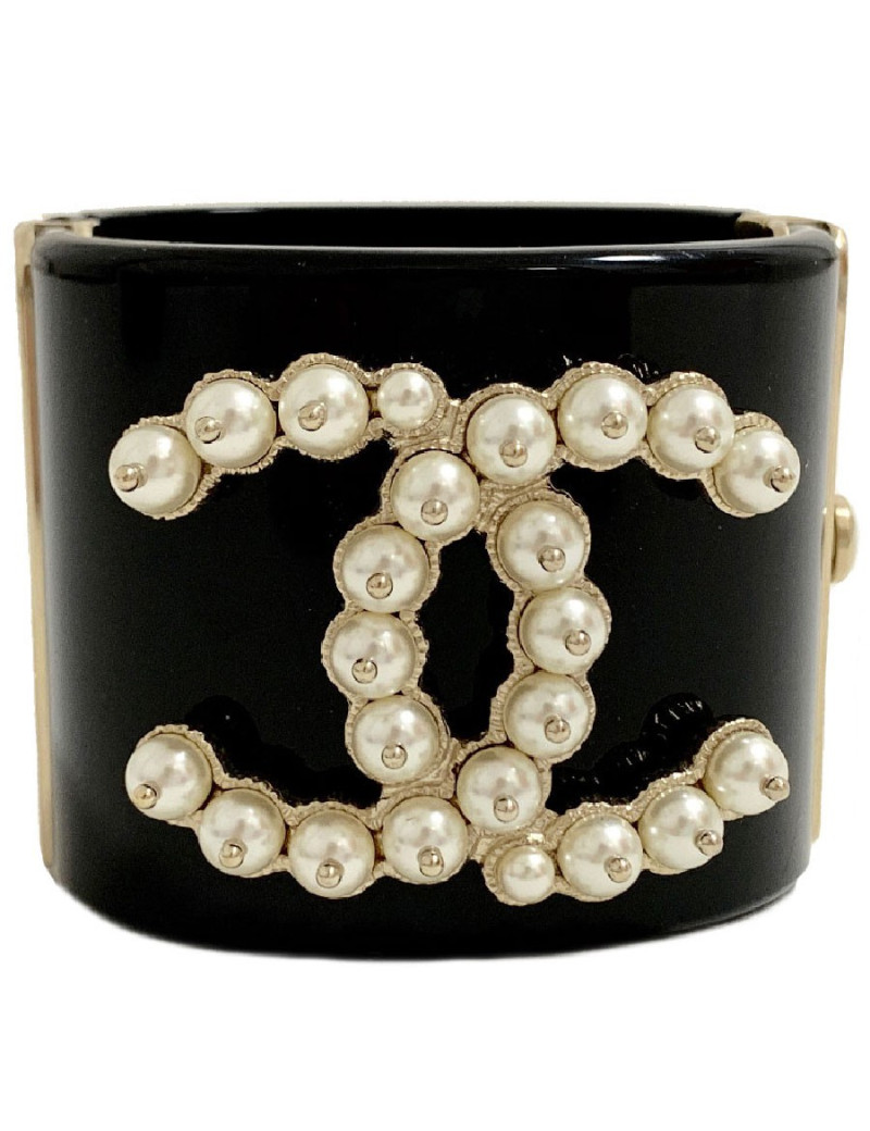 Manchette CHANEL CC en résine noire et CC en perles