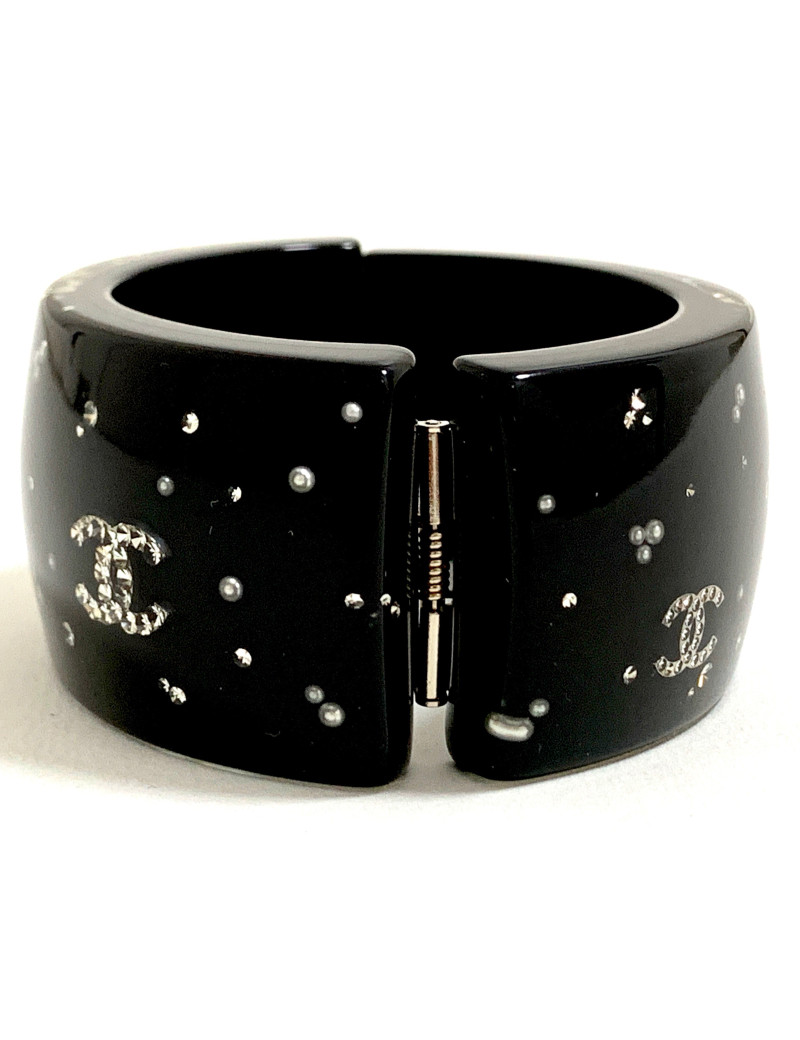 Bracelet CHANEL résine noire et inclusions de strass et perle nacrées