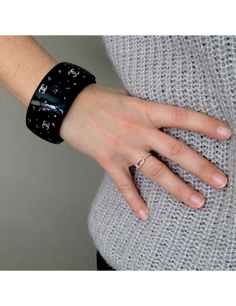 Bracelet CHANEL résine noire et inclusions de strass et perle nacrées