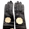 Longs gants CHANEL cuir d'agneau noir et camélias blancs