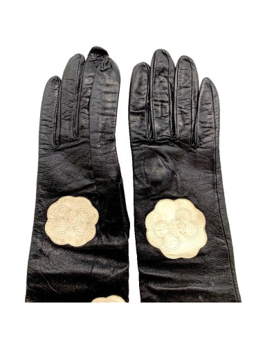 Longs gants CHANEL cuir d'agneau noir et camélias blancs 2