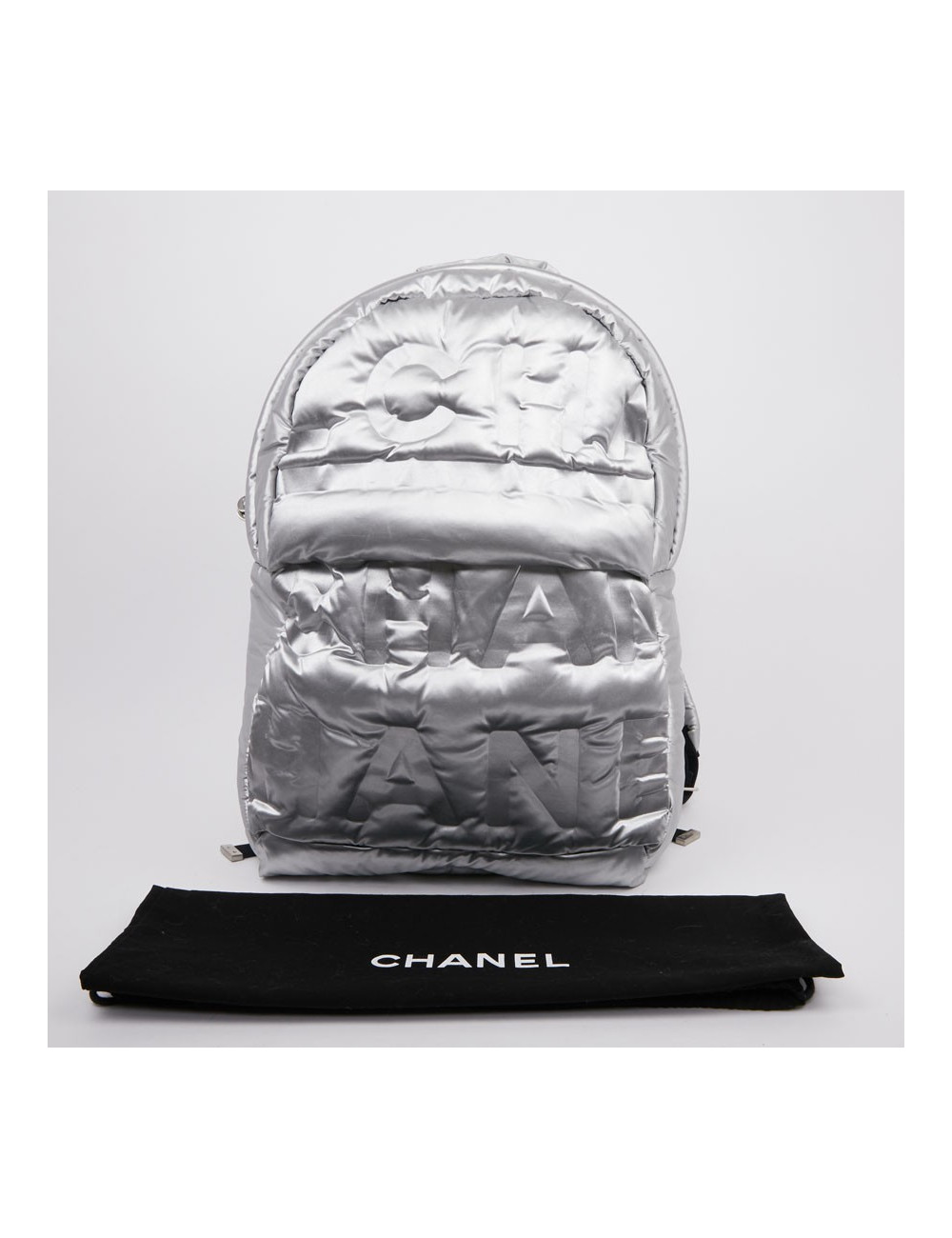 Sac a dos CHANEL GM en toile de nylon embossé argent
