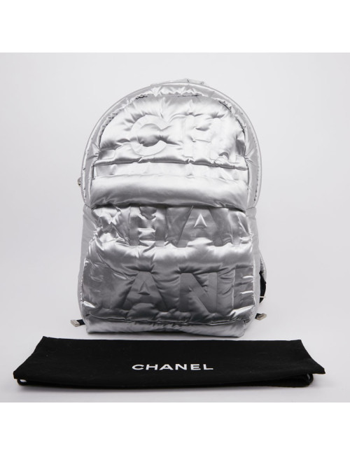Sac a dos CHANEL GM en toile de nylon embossé argent