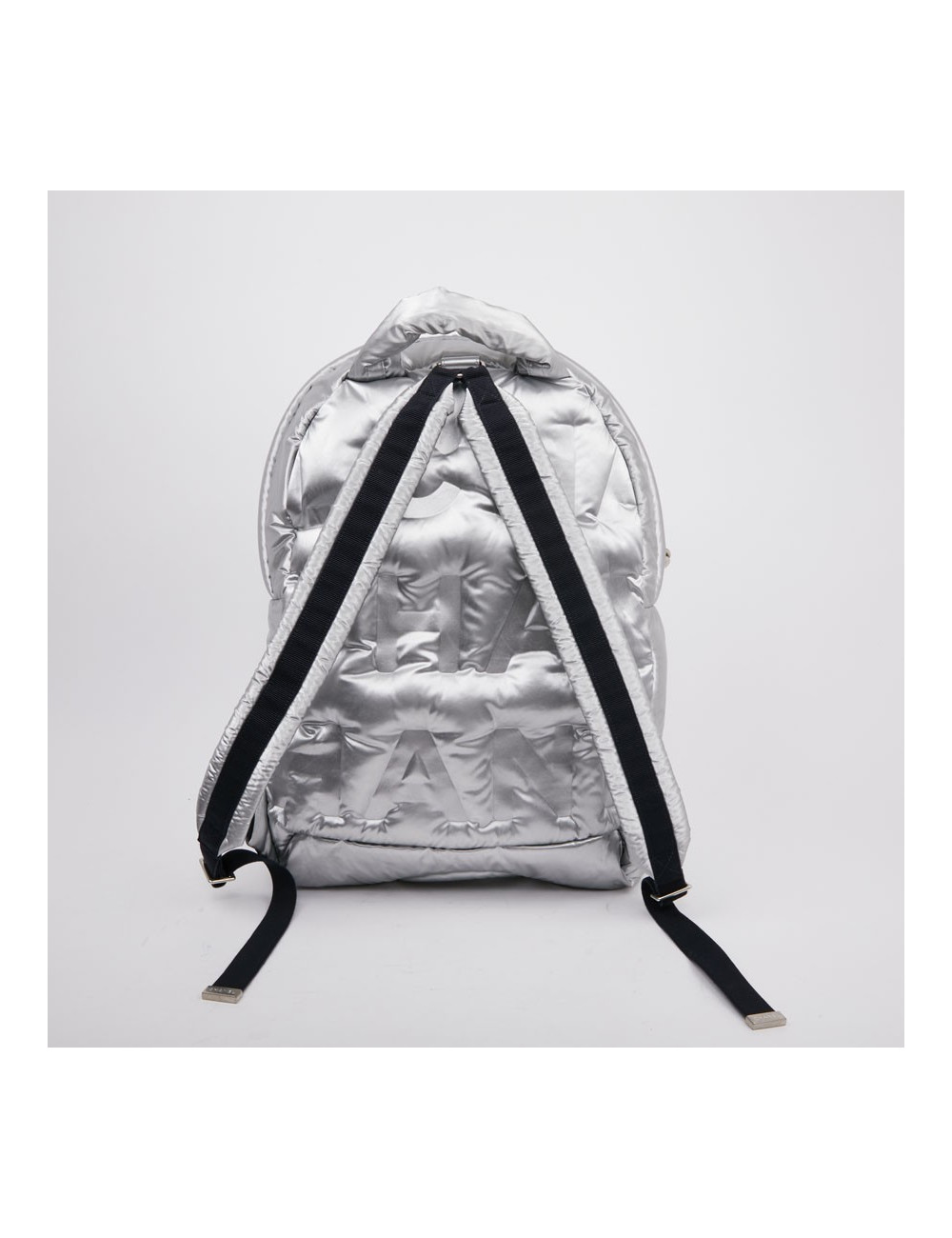 Sac a dos CHANEL GM en toile de nylon embossé argent