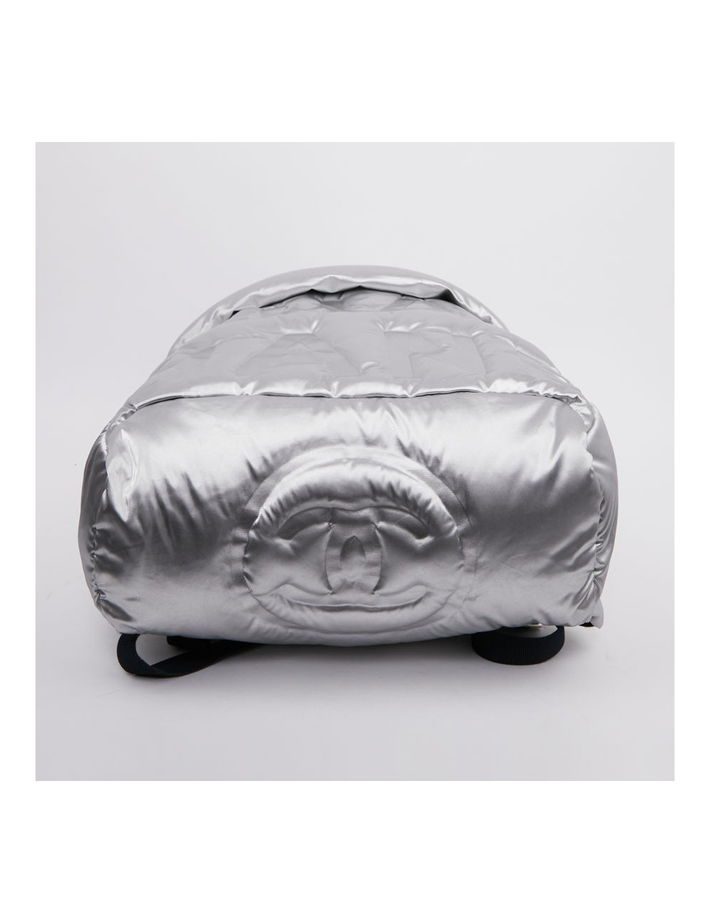 Sac a dos CHANEL GM en toile de nylon embossé argent