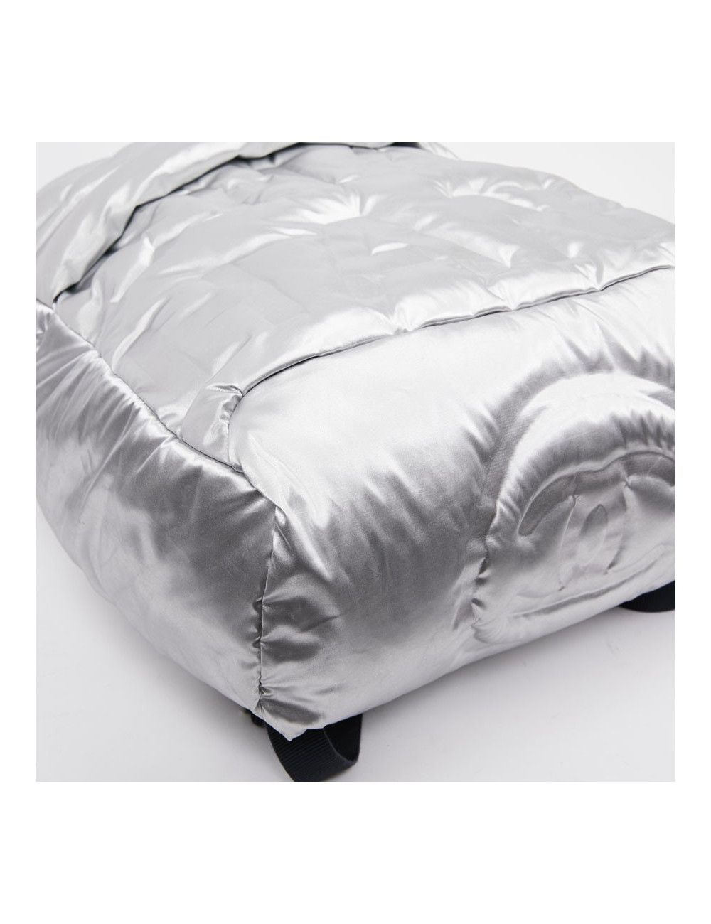 Sac a dos CHANEL GM en toile de nylon embossé argent