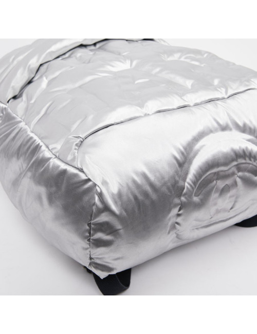 Sac a dos CHANEL GM en toile de nylon embossé argent