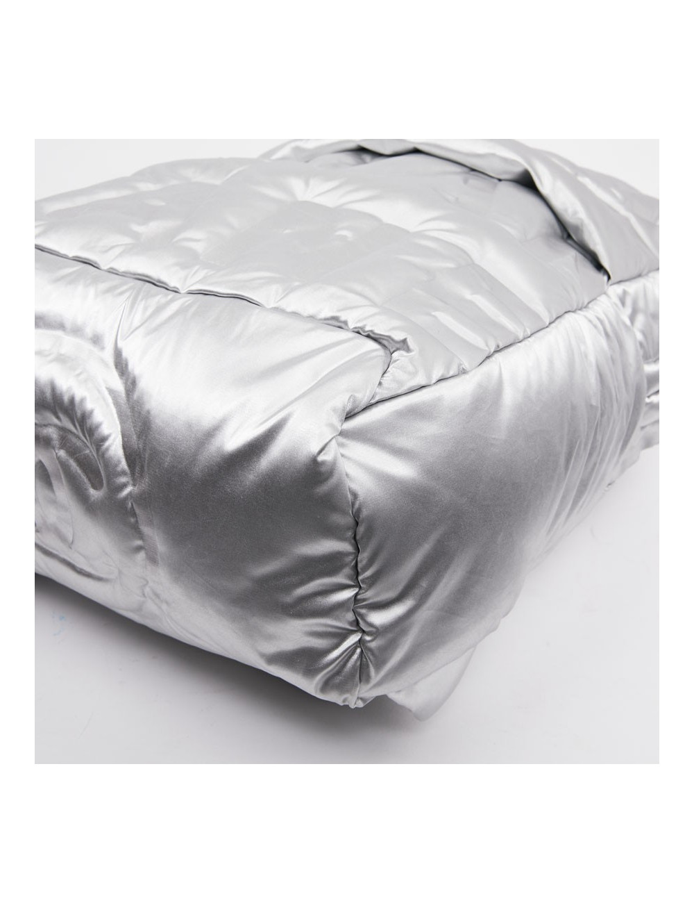 Sac a dos CHANEL GM en toile de nylon embossé argent