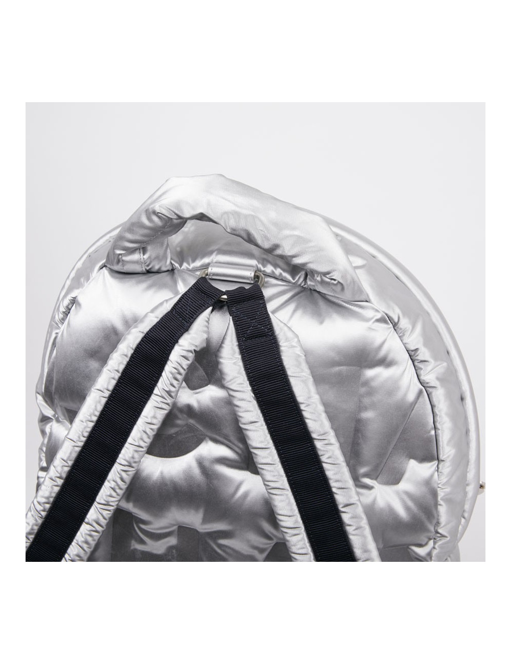 Sac a dos CHANEL GM en toile de nylon embossé argent