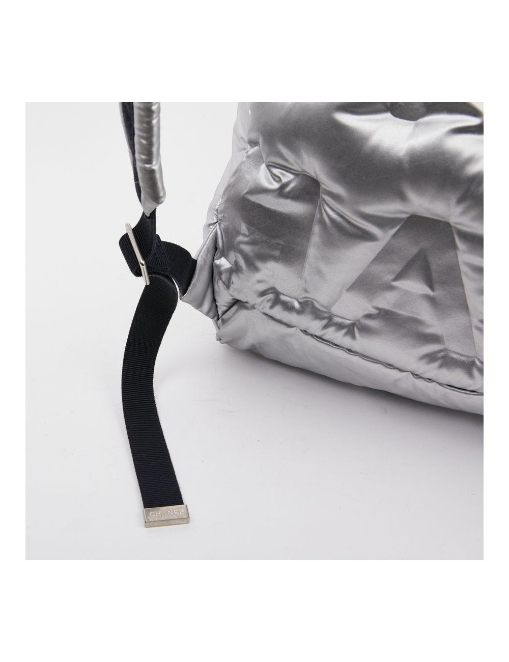 Sac a dos CHANEL GM en toile de nylon embossé argent