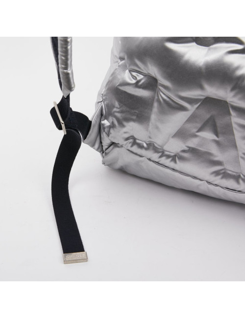 Sac a dos CHANEL GM en toile de nylon embossé argent