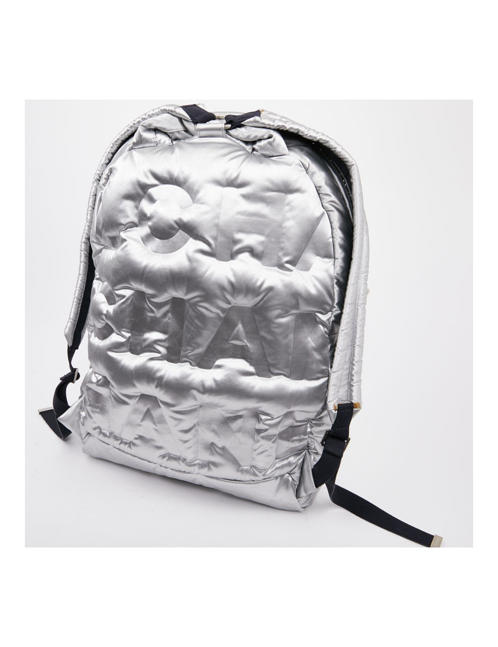 Sac a dos CHANEL GM en toile de nylon embossé argent