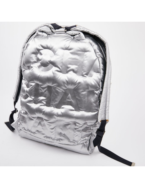 Sac a dos CHANEL GM en toile de nylon embossé argent