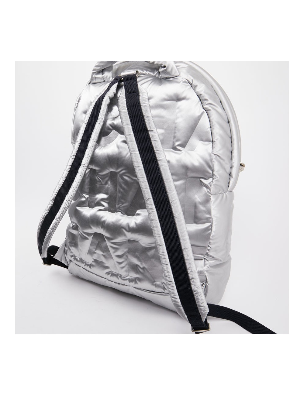 Sac a dos CHANEL GM en toile de nylon embossé argent