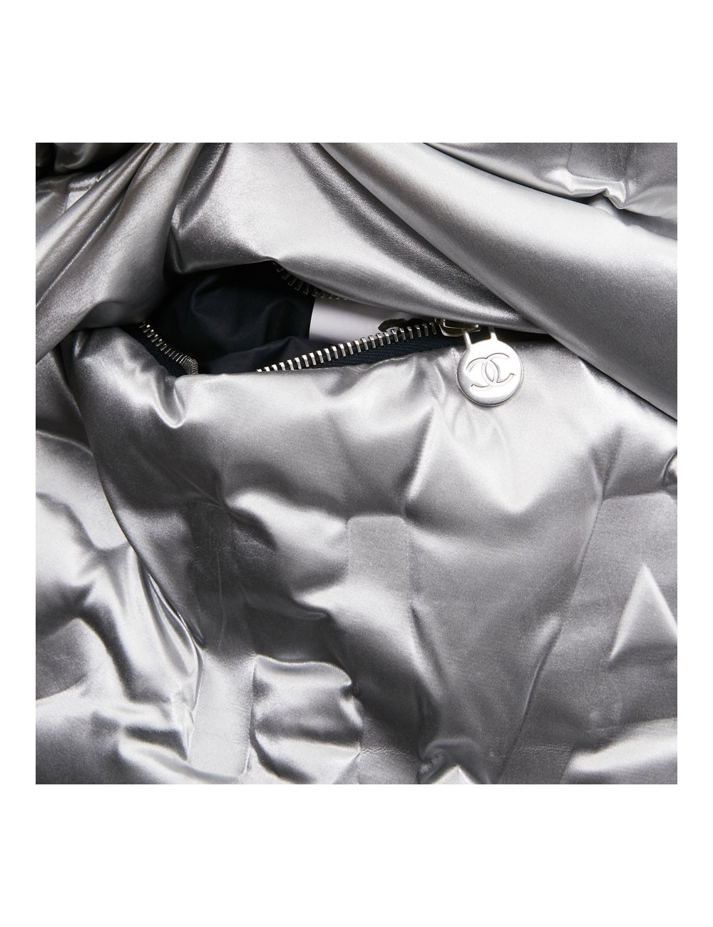 Sac a dos CHANEL GM en toile de nylon embossé argent