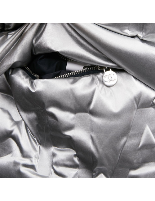 Sac a dos CHANEL GM en toile de nylon embossé argent