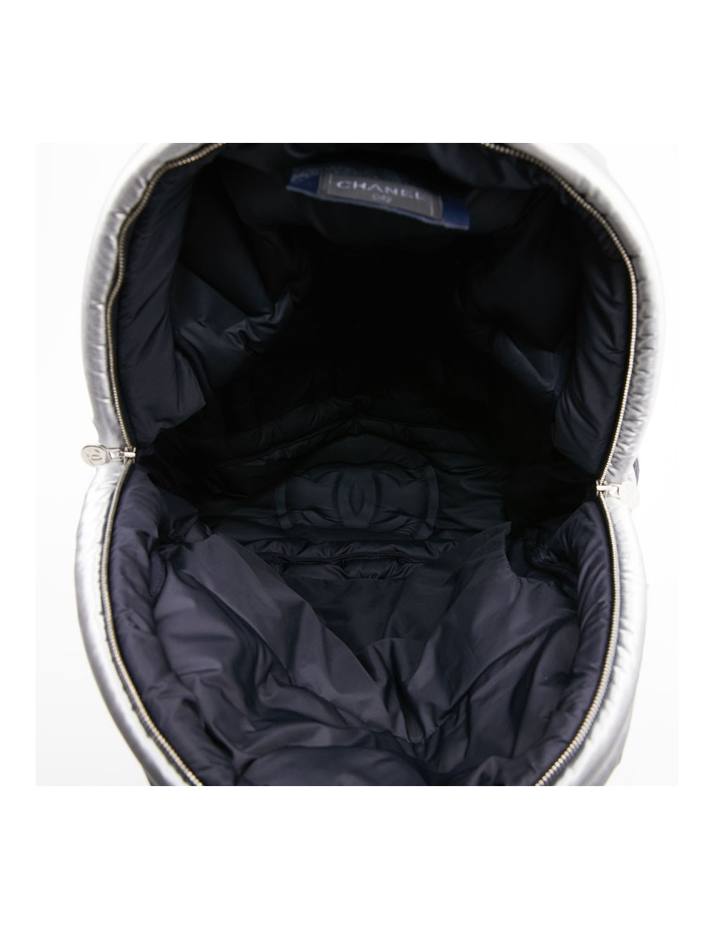 Sac a dos CHANEL GM en toile de nylon embossé argent