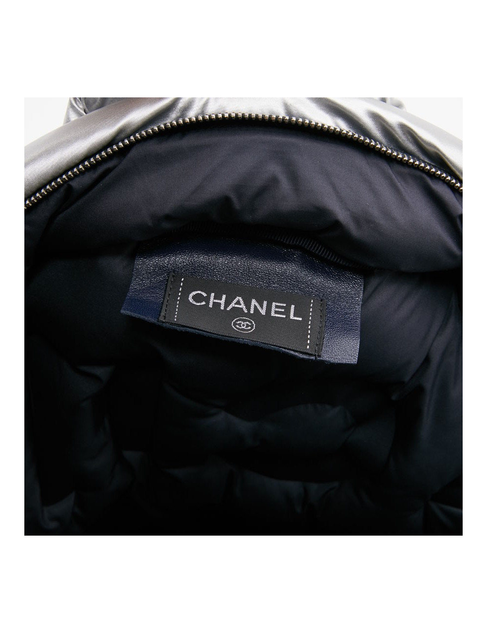 Sac a dos CHANEL GM en toile de nylon embossé argent