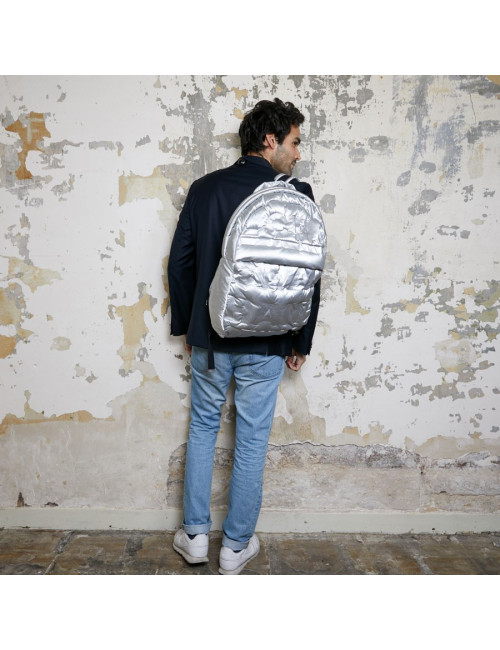 Sac a dos CHANEL GM en toile de nylon embossé argent