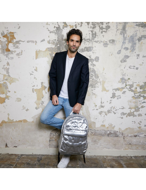 Sac a dos CHANEL GM en toile de nylon embossé argent