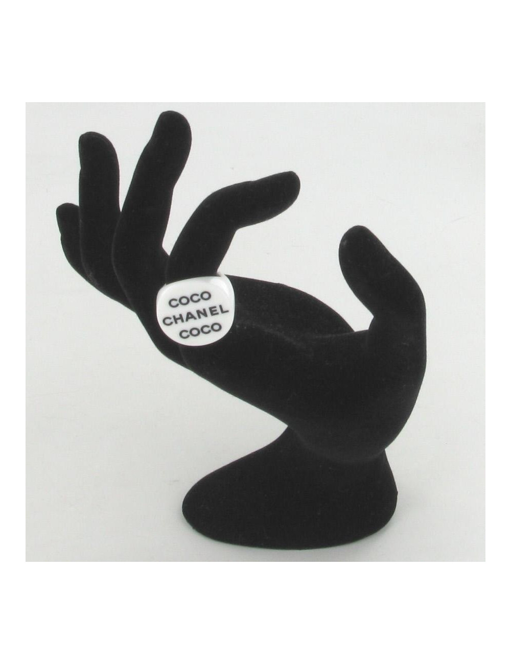 Bague CHANEL en nacre blanche chevalière