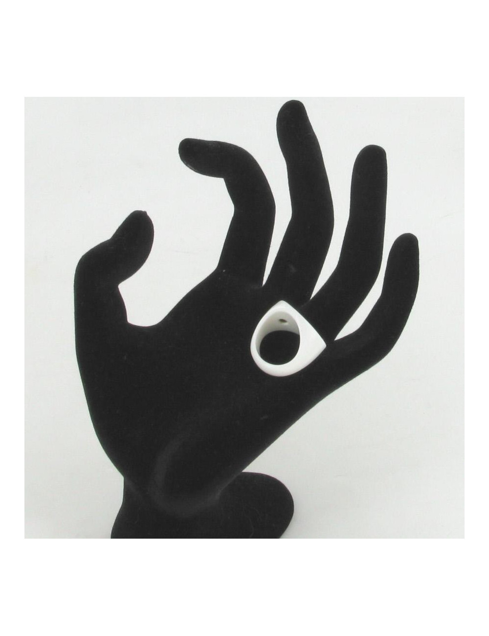 Bague CHANEL en nacre blanche chevalière