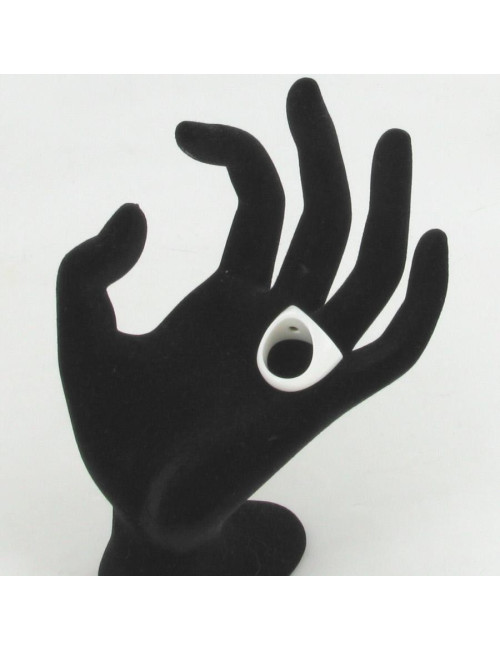 Bague CHANEL en nacre blanche chevalière