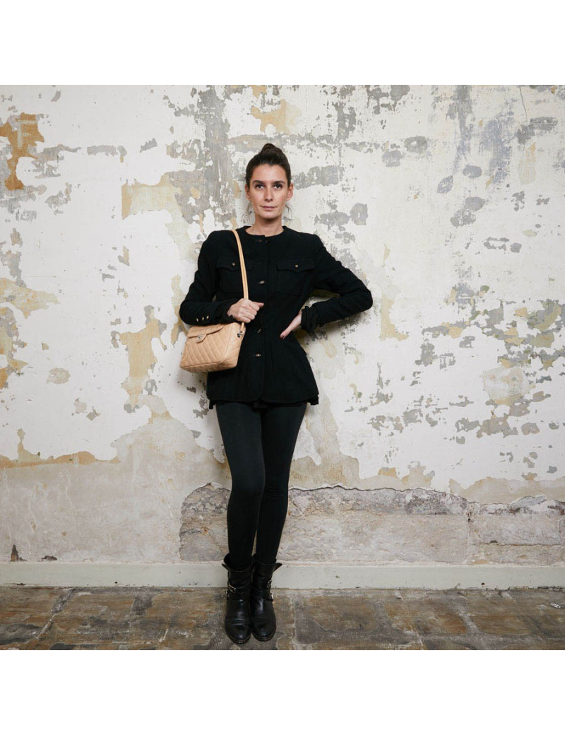 Sac caméra CHANEL cuir d'agneau beige matelassé 