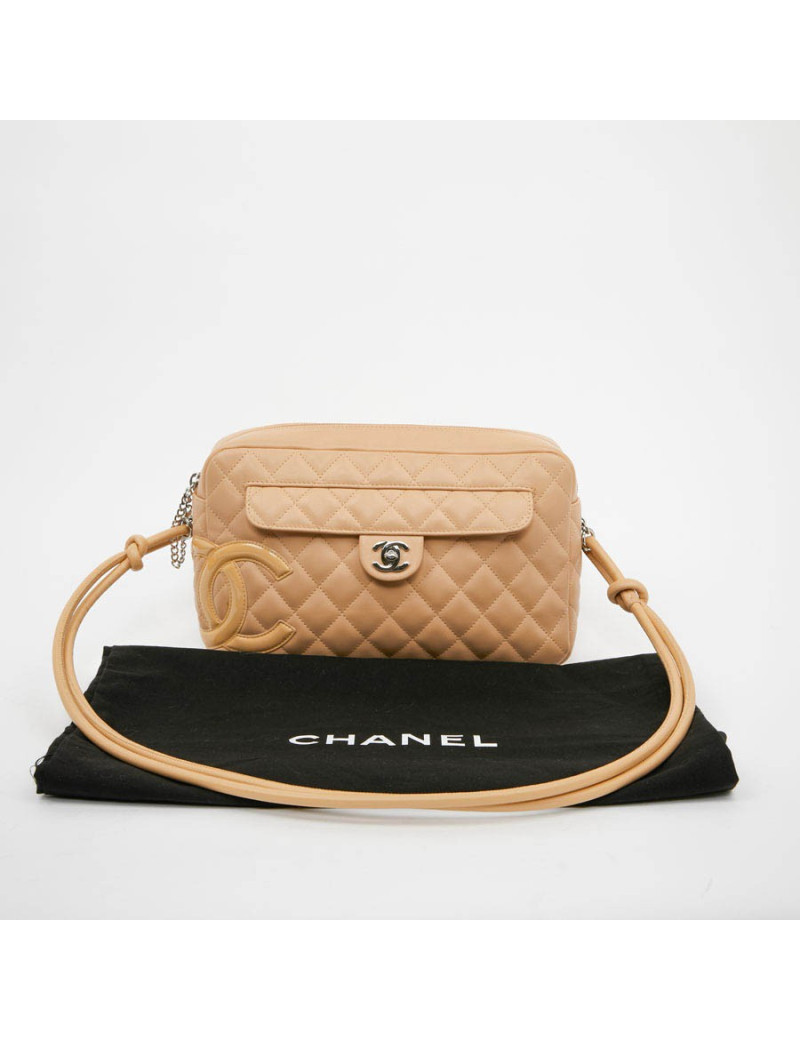 Sac caméra CHANEL cuir d'agneau beige matelassé 