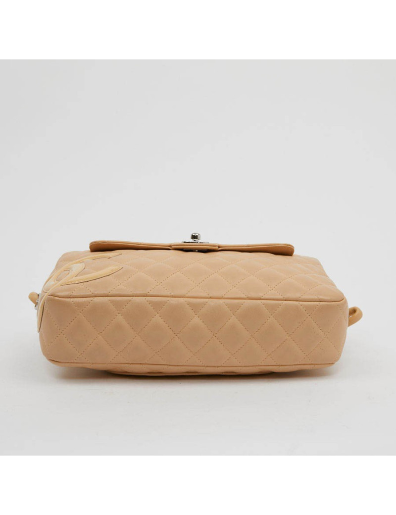 Sac caméra CHANEL cuir d'agneau beige matelassé 